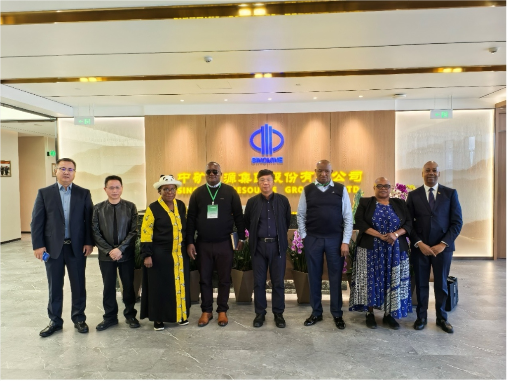 津巴布韦马斯温戈省省长一行到访乐天使资源集团总部